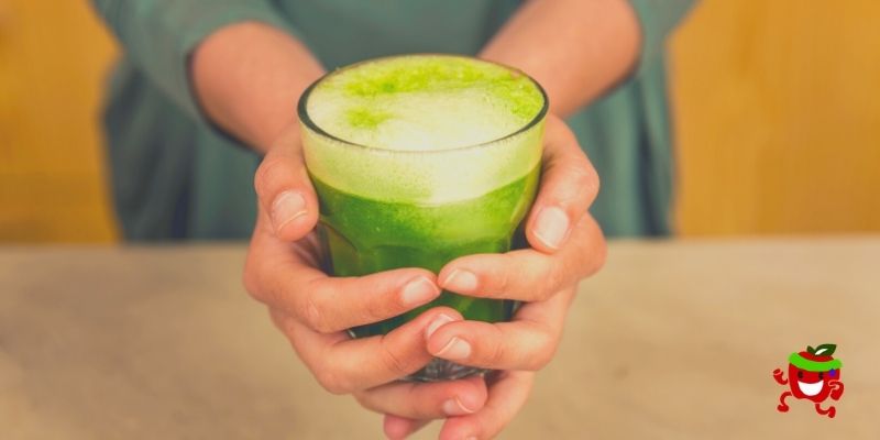 Suco Detox para emagrecer com couve, limão, açúcar mascavo e manjericão​